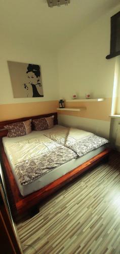 a bed in the corner of a bedroom at Villa Linde Franke in Bernburg