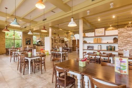 a dining room with tables and chairs in a restaurant at Hotel Hochsauerland by Center Parcs in Medebach