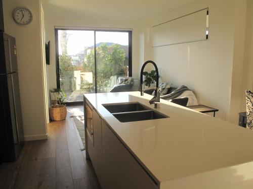 Kjøkken eller kjøkkenkrok på Modern 3 Bedroom Apt With FREE Parking, Netflix, Wifi & Welcome Wine by BnB Pro