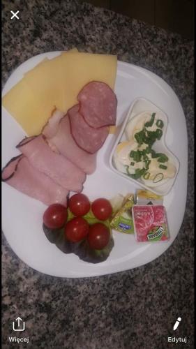un piatto di cibo con carne, formaggio e uva di Pod Kotwicą a Nowa Sól