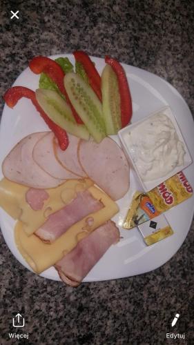 un piatto di cibo con carne, frutta e salse di Pod Kotwicą a Nowa Sól
