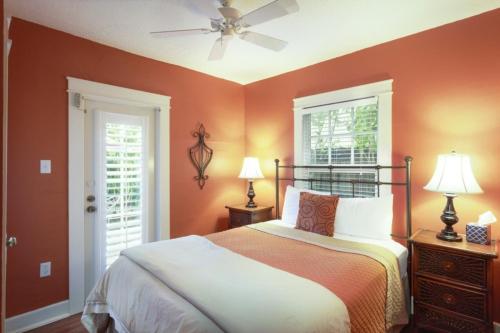 um quarto com uma cama e uma ventoinha de tecto em Historic Cottage With Private Pool! Home em West Palm Beach
