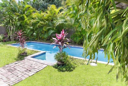 uma piscina num quintal com palmeiras em Historic Cottage With Private Pool! Home em West Palm Beach