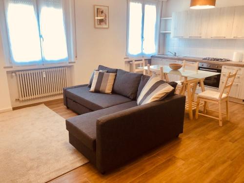 ein Wohnzimmer mit einem Sofa und einem Tisch in der Unterkunft Lund Home in Verona