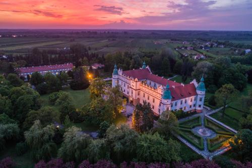 Východ nebo západ slunce při pohledu z hotelu nebo okolí