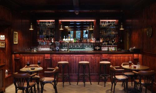 Lounge atau bar di The Whispering Pine Lodge