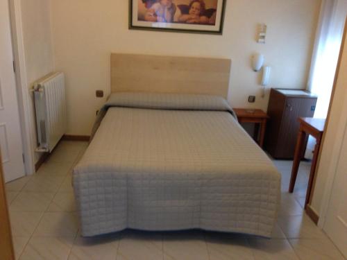 Ένα ή περισσότερα κρεβάτια σε δωμάτιο στο Hostal Cervantes