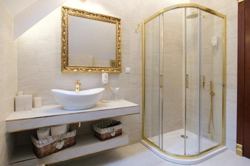 een badkamer met een wastafel en een glazen douche bij Integra Hotel in Trebinje