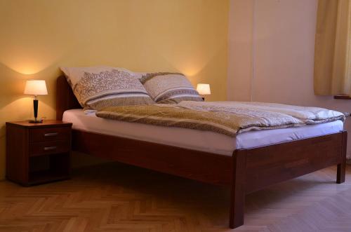 1 cama con 2 almohadas en una habitación en Ubytování u lípy, en Náchod