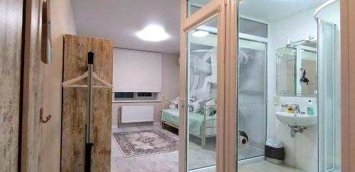 Bilik mandi di Molex Apartments 3