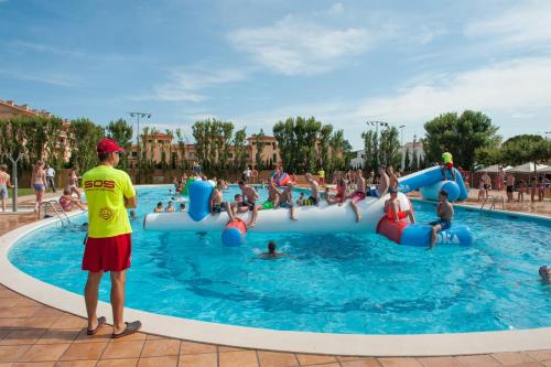 Bazén v ubytovaní Albatross Mobile Homes on Camping Playa Brava alebo v jeho blízkosti