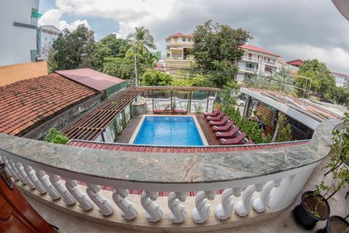 un edificio con piscina y balcón en Poolside Villa en Phnom Penh