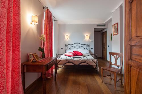 Postel nebo postele na pokoji v ubytování A' la Table du Sommelier Chambres d Hôtes & Restaurant