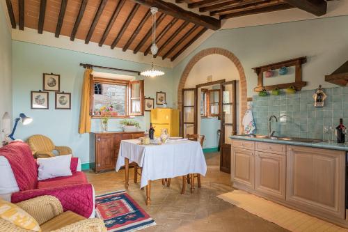 una cocina con mesa y una cocina con fregadero en Agriturismo Etrusco, en Murlo