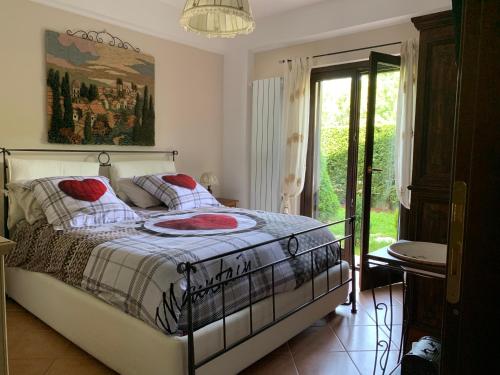 Un dormitorio con una cama con almohadas rojas. en La casa del Pino Argentato, en Ateleta