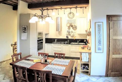 cocina con mesa de madera con sillas y comedor en The AERIE - IL NIDO DELL AQUILA - central 8bd recentely renovated, en Siena