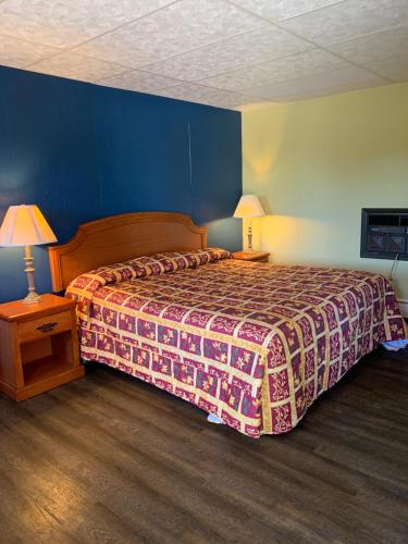 - une chambre avec un lit et deux lampes sur une table dans l'établissement Baw Beese Inn, à Hillsdale