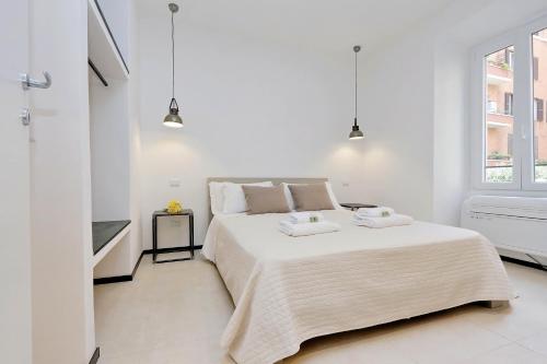 羅馬的住宿－Restart Accommodations Aldobrandini e Sciarra，白色的卧室设有一张大床和一个窗户