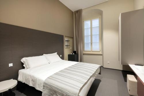 Giường trong phòng chung tại Salina Luxury Suites