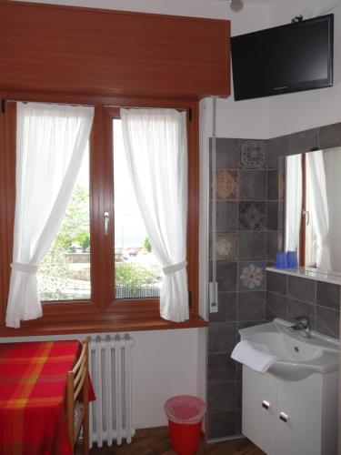 a bathroom with a sink and a window with a sink at B&B Casa Gabriele in Malcesine