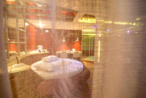 a bathroom with a white toilet in a room at A2 suites - Hotel e Motel in Brasilia