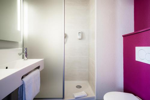 ベグルにあるB&B HOTEL Bordeaux Centre Bèglesのバスルーム(トイレ、洗面台、シャワー付)