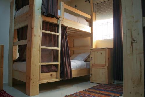 เตียงในห้องที่ Afer Surf Hostel