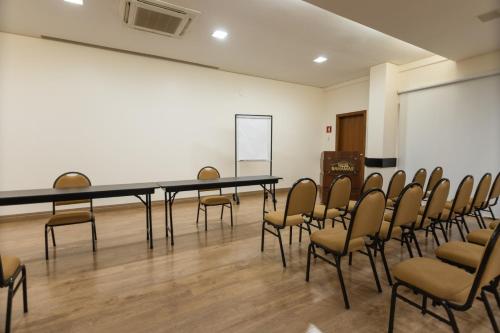 Οι επιχειρηματικές εγκαταστάσεις ή/και οι αίθουσες συνεδριάσεων στο Hotel Bahamas