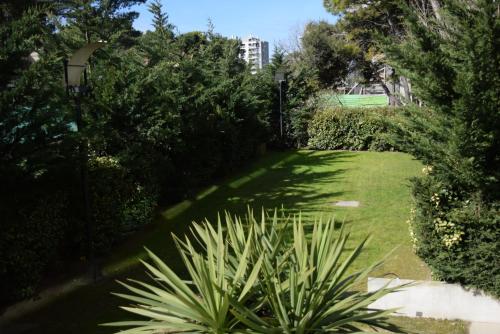 a garden with a plant in the middle at Albar Club de Mar in Pinamar