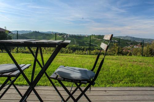 a table and two chairs sitting at a table in a field at Ca Dei Currà in Neive