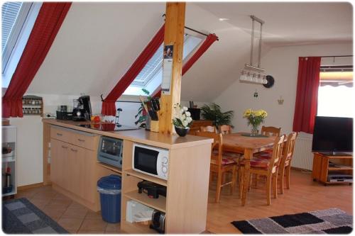 a kitchen and dining room with a table and a dining room at Ferienhaus Naturblick am Tor zum Nationalpark Kellerwald in Frankenau