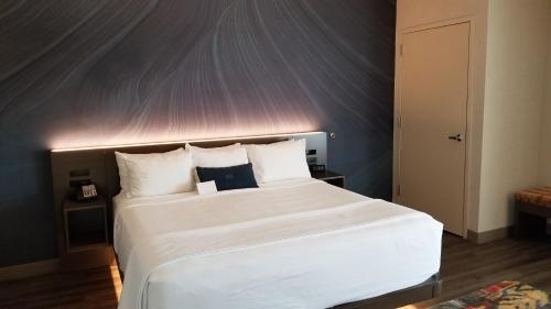 Ένα ή περισσότερα κρεβάτια σε δωμάτιο στο Cambria Hotel Omaha Downtown