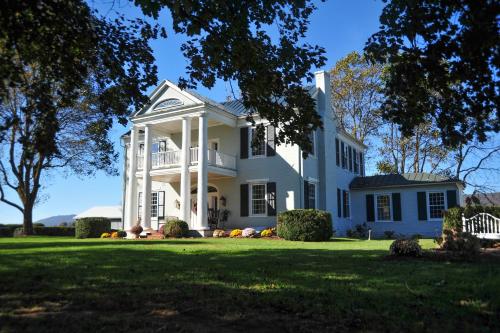 Casa blanca con patio grande en Hunter Ridge Estate en Mint Spring