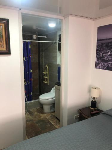 1 dormitorio con baño con aseo y ducha en Apt estudio nororiente, en Bogotá