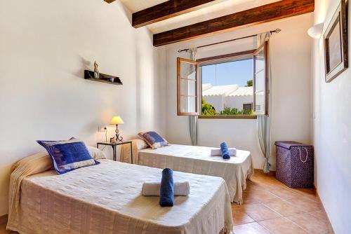 Posteľ alebo postele v izbe v ubytovaní Casa con jardín y piscina - MORELL ONZE