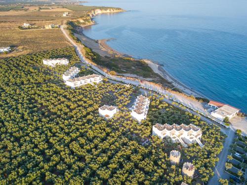 una vista aerea di un resort vicino all'oceano di Fata Morgana Studios & Apartments a Frangokastello