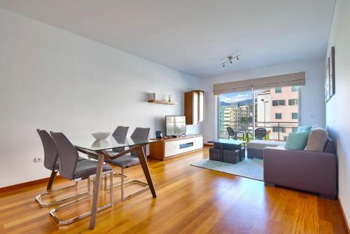 Blue Sky Apartment with pool by Holiday Rental Madeira