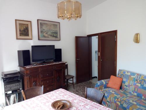 a living room with a couch and a tv at Appartamento Centro Storico vicino Università in Perugia