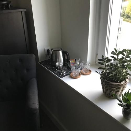 Příslušenství pro přípravu čaje a kávy v ubytování B&B Holset70