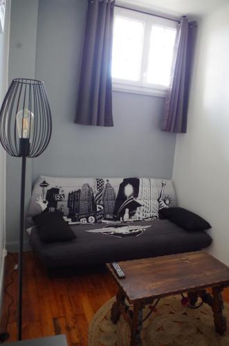 a living room with a couch and a window at Maison Elizondoa - chambres, restaurant et SPA in Masparraute