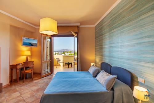 En eller flere senge i et værelse på FAVIGNANA HOTEL Concept Holiday