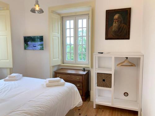 En eller flere senge i et værelse på Entire House - Romantic Vintage Cottage