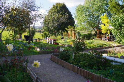 a garden with lots of plants and flowers at Maison Elizondoa - chambres, restaurant et SPA in Masparraute