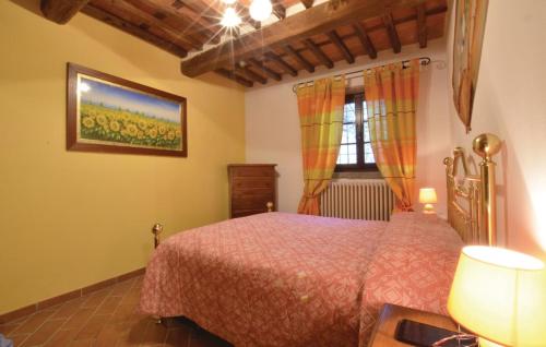 1 dormitorio con cama y ventana en Casa Marianna, en Lucca