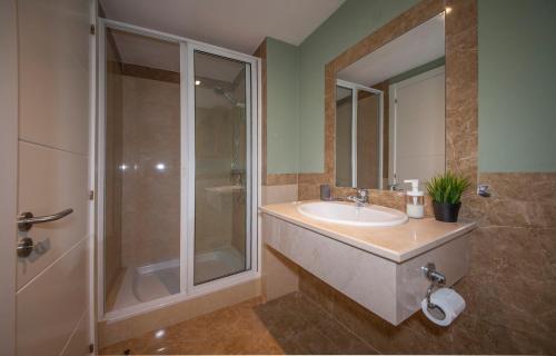 een badkamer met een wastafel en een douche bij B02 - Fantastic Apartment with Pool in Portimão