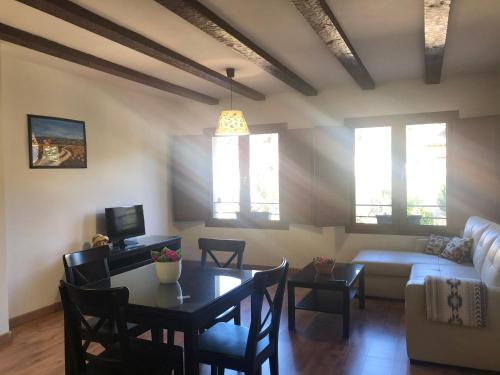 a living room with a table and a couch at Casa de Navalhorno Valsain in La Pradera de Navalhorno