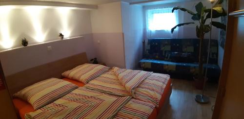 ein Bett mit zwei Kissen in einem Zimmer in der Unterkunft Ferienwohnung Spandau in Berlin