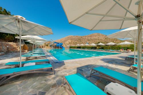 Бассейн в Dolphin Bay Seaside Resort & Suites или поблизости