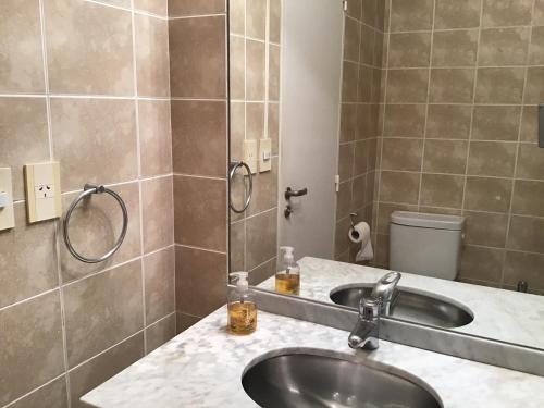 ein Badezimmer mit 2 Waschbecken und einem Spiegel in der Unterkunft Baez y Ortega-Gaset in Buenos Aires
