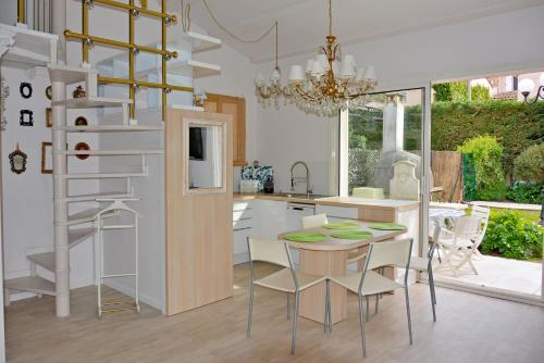 une cuisine et une salle à manger avec une table et des chaises dans l'établissement Villa 2P VLB, à Villeneuve-Loubet